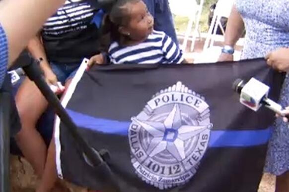 Esta pequeña conmovió a todos en homenaje a policías caídos en emboscada...