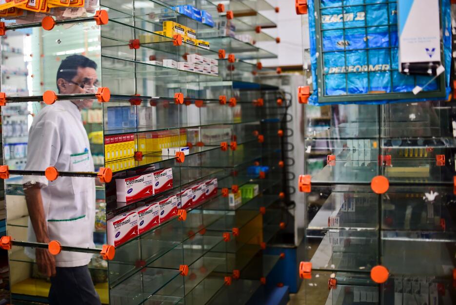 Las farmacias venezolanas lucen vacías por la falta de medicamentos.