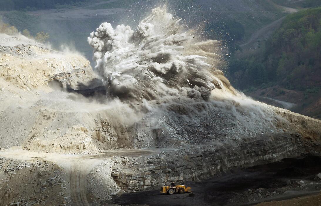 La minería de extracción a cielo abierto se lleva a cabo detonando explo...