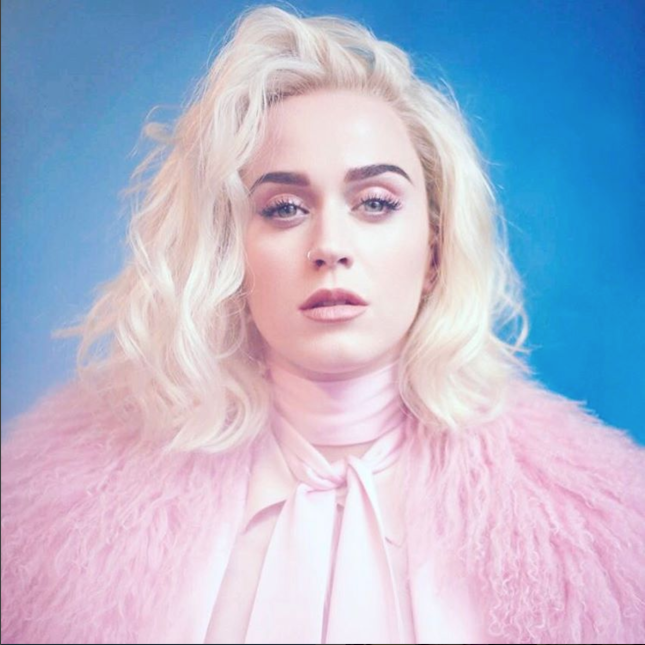 Katy Perry cambió su look a un rubio platinado a unos días de presentars...