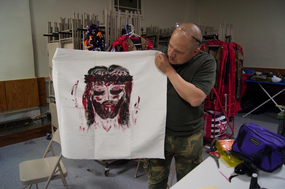 Latinos escenifican Pasión de Cristo en Barrio Italiano.