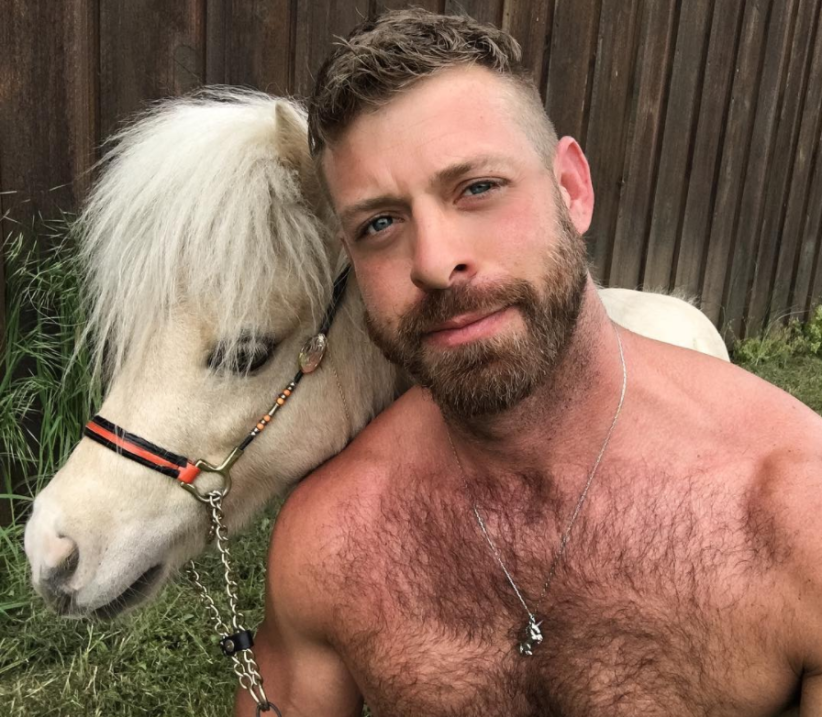 Un hombre con traje de baño de mujer baila con un pony (el video ya lo v...
