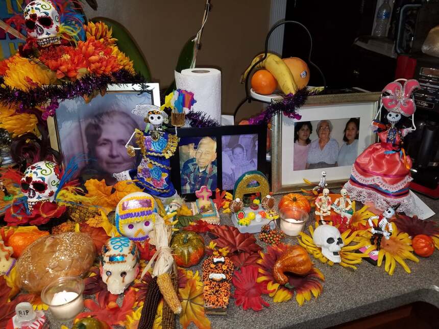 La tradición de los altares del Día de Muertos sigue muy viva en la Ciud...