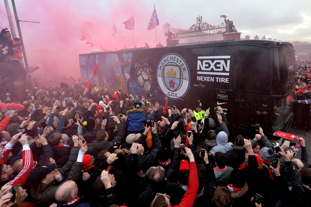 Un tenso ambiente recibió al Manchester City en Anfield para el juego de...