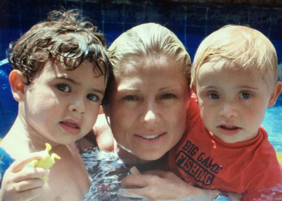 Leticia Calderón y sus hijos.