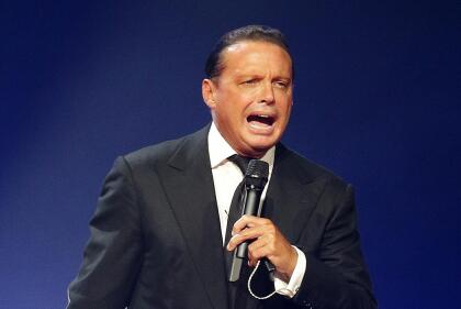 <b><a href="https://www.univision.com/especiales/latin-grammy/el-comeback-de-luis-miguel-al-latin-grammy-la-guinda-a-un-ano-brillante" data-cms-id="00000166-5f68-d348-a3ee-5f6eda370000" data-cms-href="https://www.univision.com/especiales/latin-grammy/el-comeback-de-luis-miguel-al-latin-grammy-la-guinda-a-un-ano-brillante">LUIS MIGUEL</a> (2</b>) - Mejor Álbum de Música Ranchera/Mariachi y Álbum del Año: ‘¡México por siempre!'.<br/>
