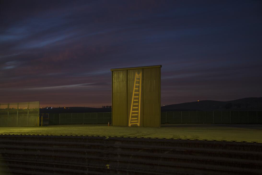 En fotos: Grafitis luminosos proyectados sobre los prototipos del muro f...
