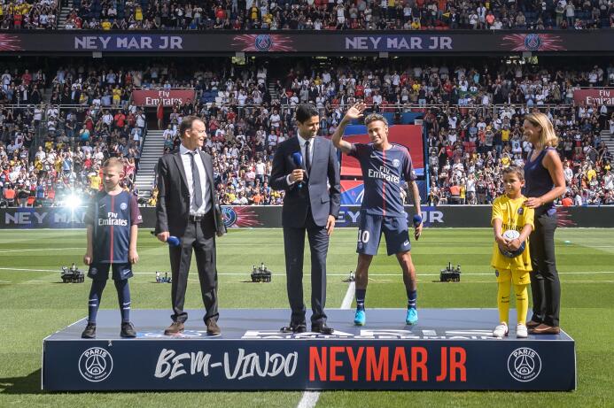 "Quiero hacer historia": Neymar al público en su primera salida como jug...