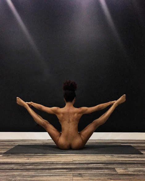 Conoce a la espectacular Jess Taras, una maestra que hace yoga al desnud...