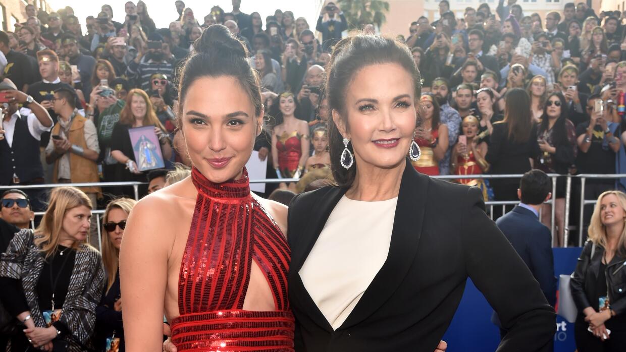La actriz Gal Gadot y Lynda Carter en el estreno de la Mujer Maravilla e...