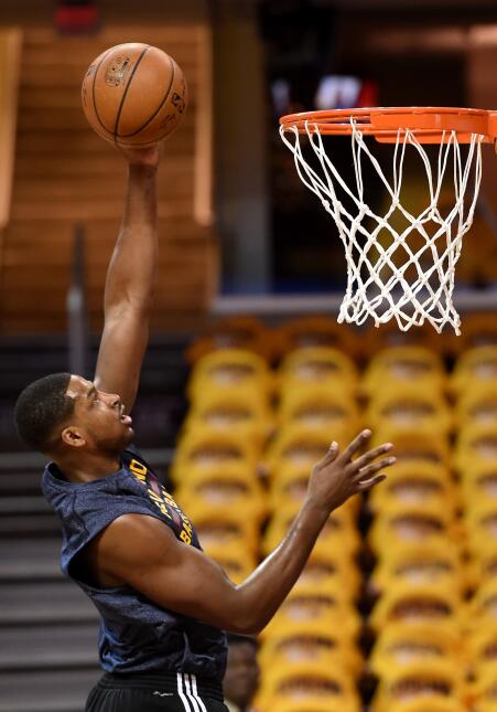 Los Cavaliers d LeBron buscarán barrer a los Hawks de Atlanta quienes es...